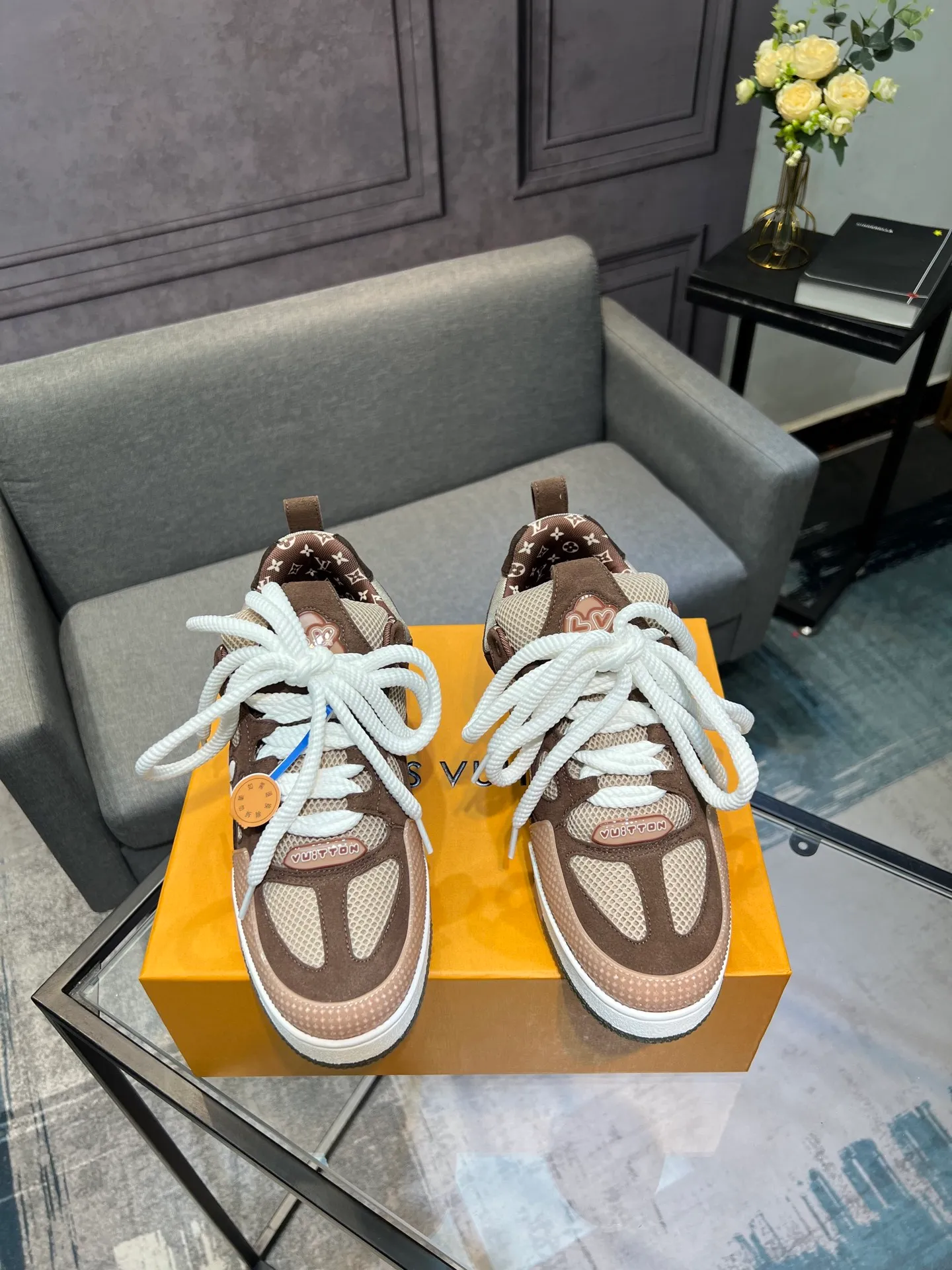 Men's men's shoes💰800 LV top version new style purchasing quality LV~Louis Vuitton LV TRAINER's best-looking sneakers, donkey brand strongly promotes new products, official website limited edition retro basketball sneakers! Both high-top and low-top models spent money to purchase 1:1 accurate reproductions of the originals. The details are invincible and full of sincerity. The imported custom-made original cowhide leather is the same as the original package. The details are 100% restored. The private model customizes the original one-piece TPU outsole. It is different from other brands. Without the original version, this effect cannot be achieved!                Men's and women's models 35-40 39-45 (46 is custom-made and cannot be returned or exchanged)